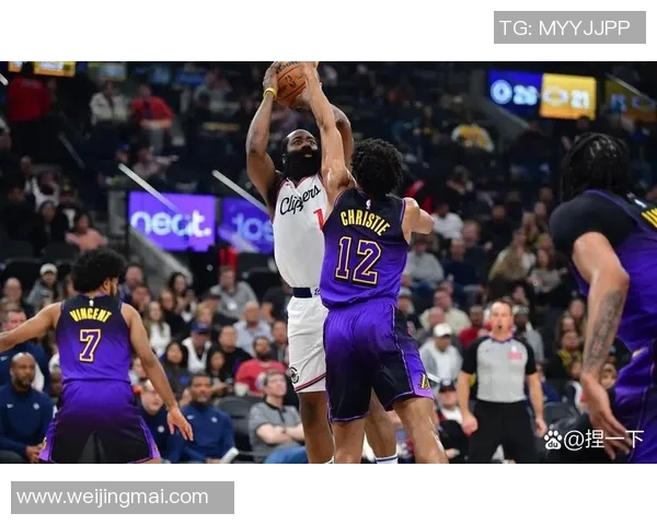 掘金与开拓者激战正酣精彩瞬间图片回顾与分析